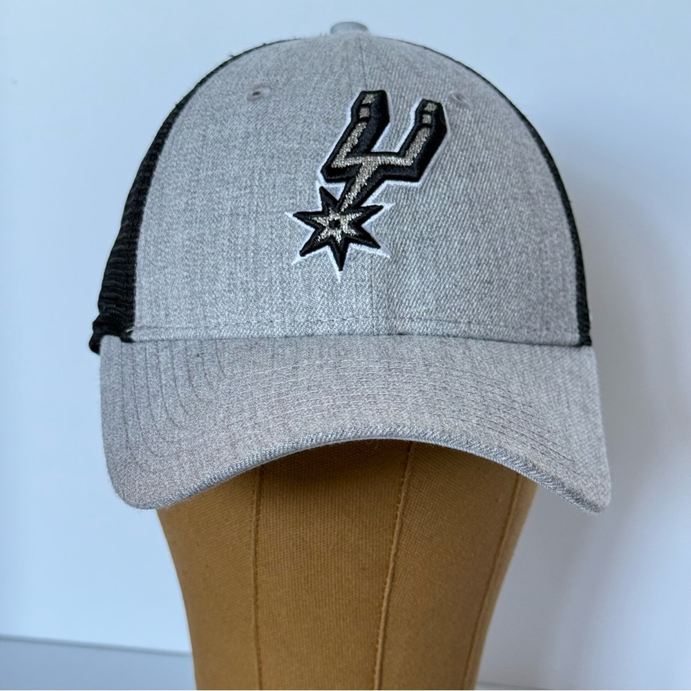 New Era San Antonio Spurs Gray and Black Cap with Embroidered Logo